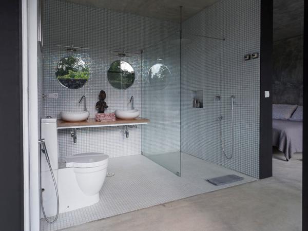 Large bathroom tiles + purchase price, uses and properties